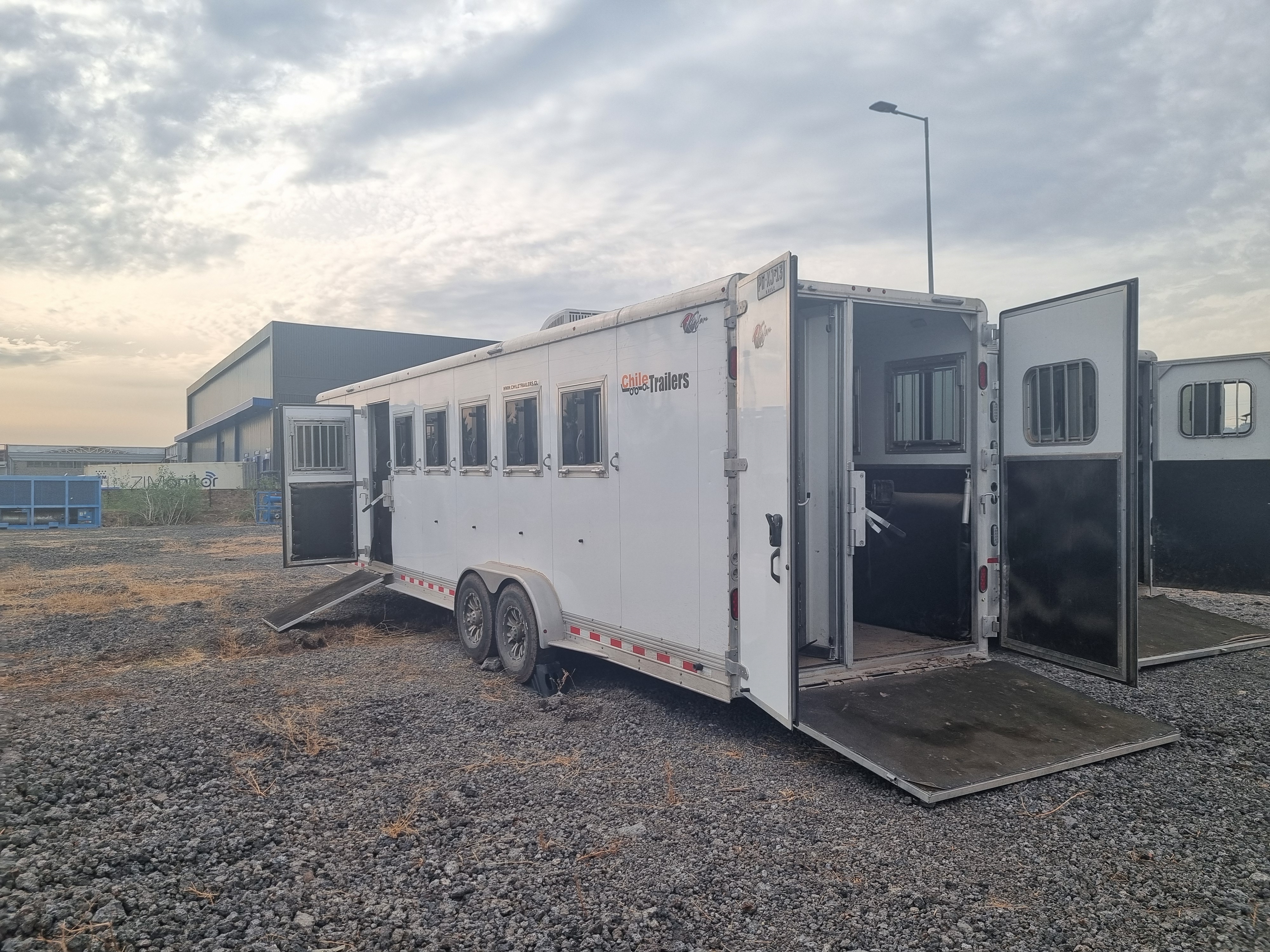 CABALLERIZA KIEFER TRAILERS GENESIS 6H 2022